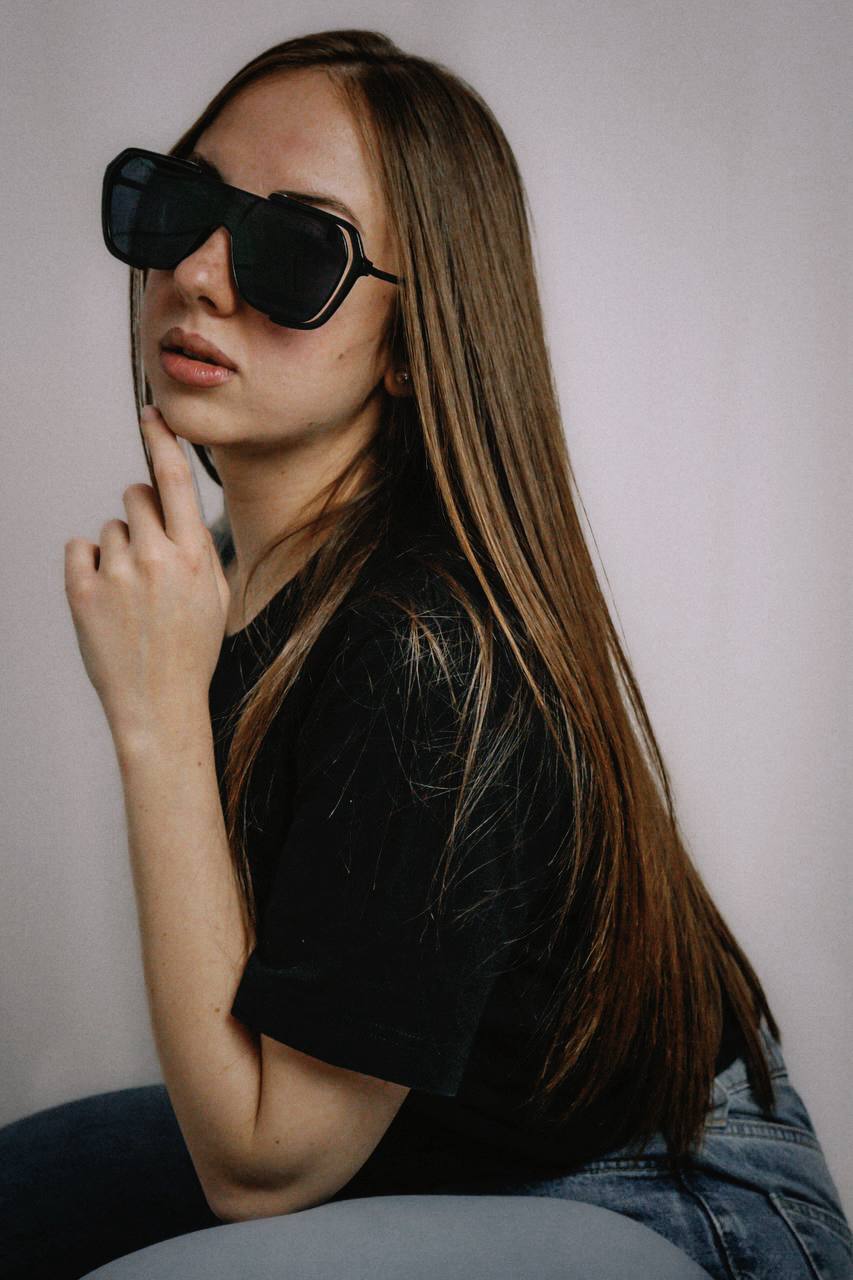 Modella indossa occhiali da sole oversize Spectrum Black Visionaire