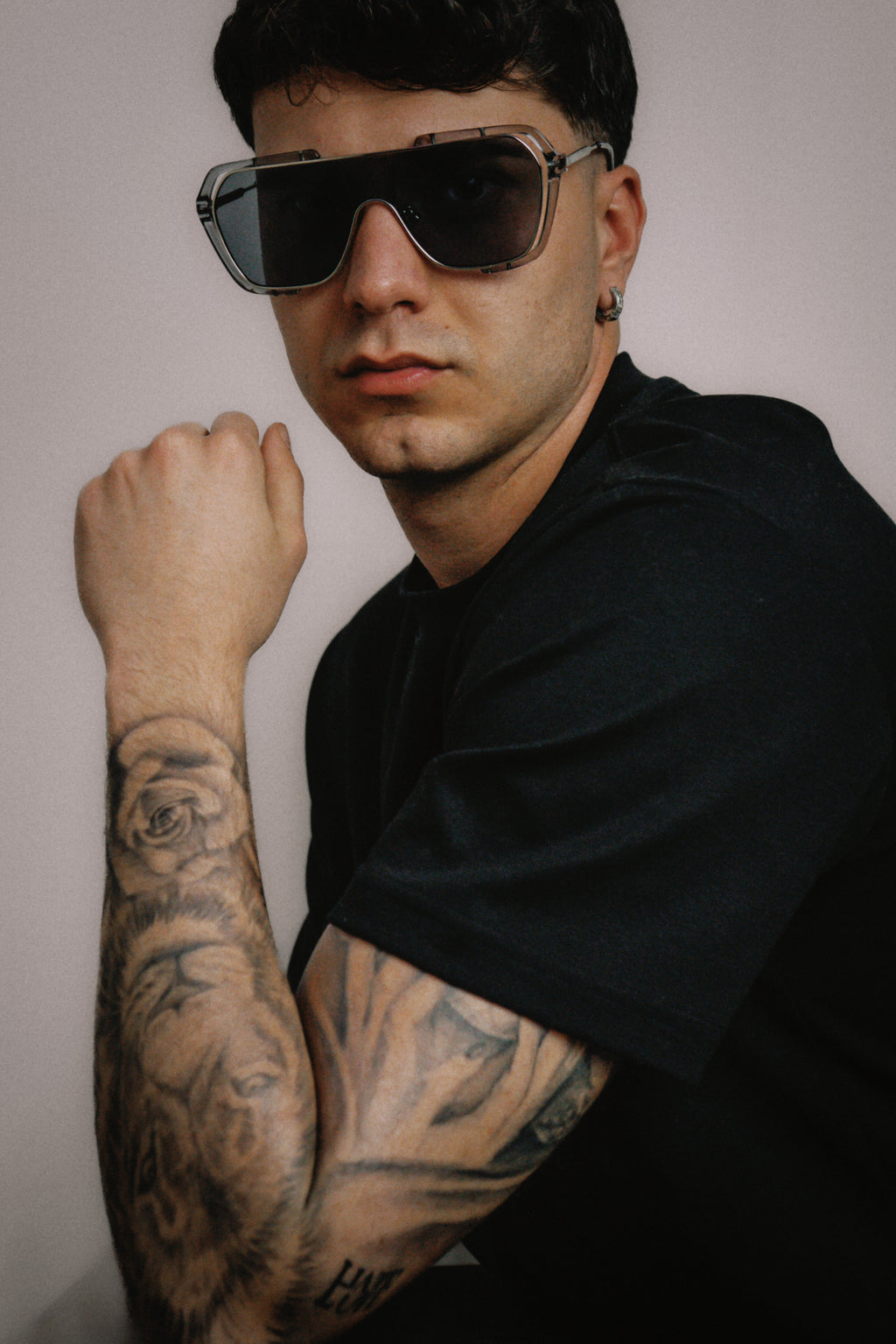 Modello uomo indossa occhiali da sole futuristici Spectrum Grey Visionaire